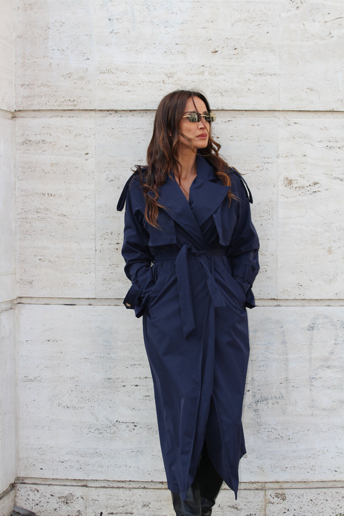 Trench blu con cintura